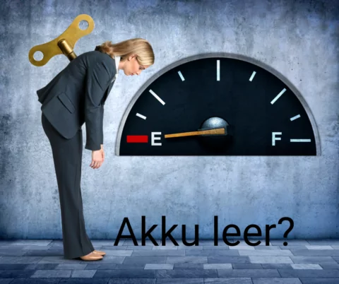 Eine Frau steht nach vorne gebeugt, im Rücken einen Schlüssel wie von einer Spieluhr, vor sich eine Benzintankanzeige die auf leer steht. Darunter steh in Worten "Akku leer?"