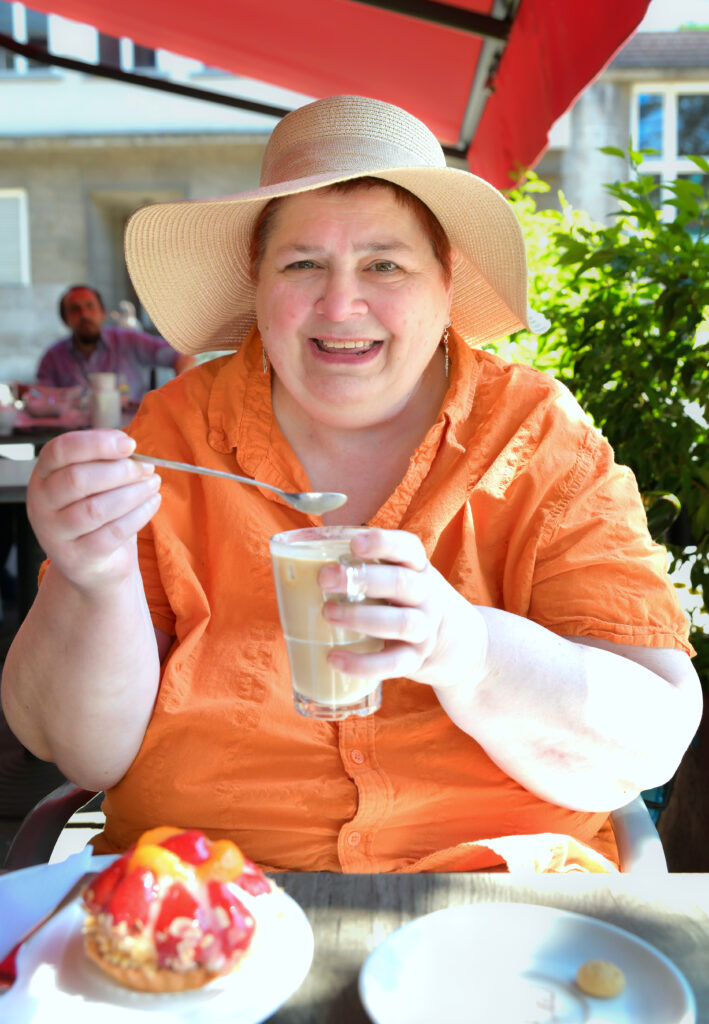 Ich sitze mal wieder in meinem Lieblingscafe im Sommer, mit einem Iced-macchiato und wie immer lache ich