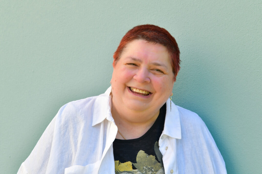 ich vor einer Wand mal wieder mit breitem Grinsen im GEsicht