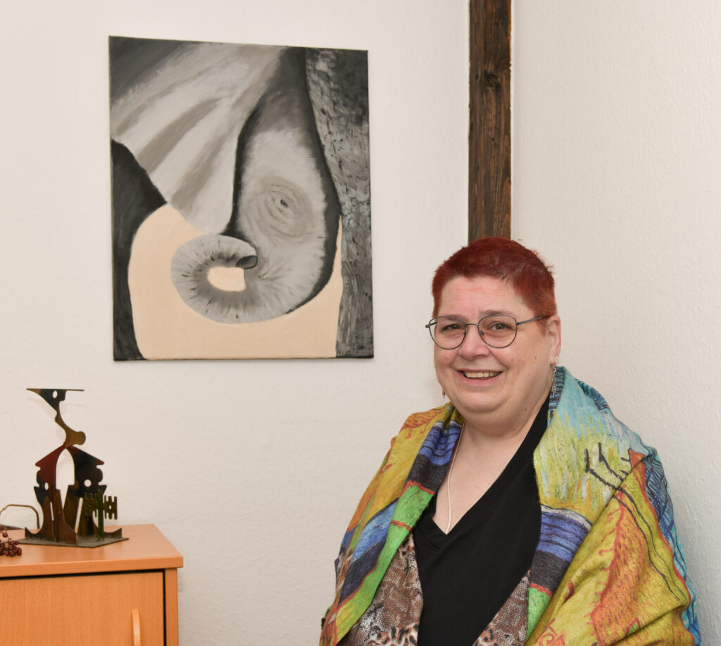 ich mit einem meiner Elefantenbilder, diesmal für den Monatsrückblick Juni 25