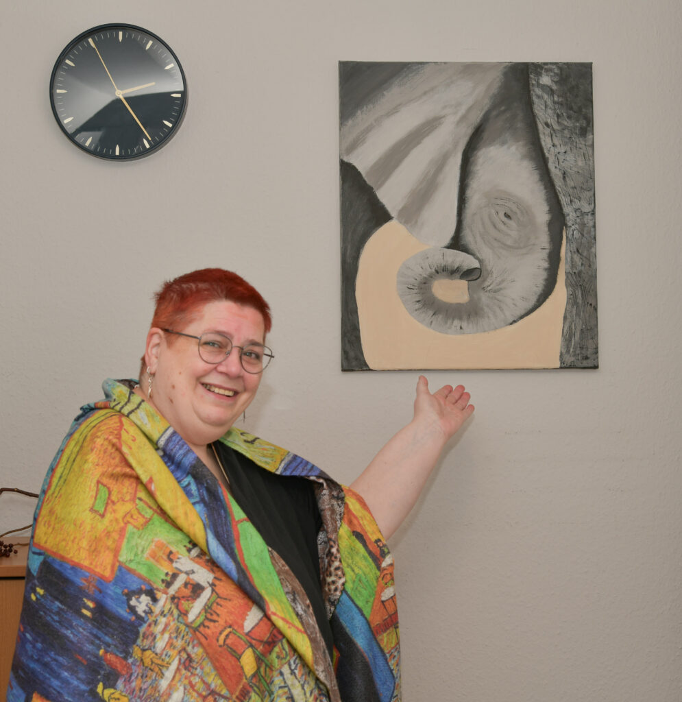 Ich mit einem  meiner Gemälde, einem kleinen Elefanten der sich an seine Mama schmiegt