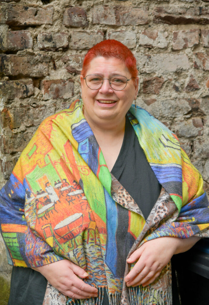 Ich mit vanGogh Schal vor einer Steinwand