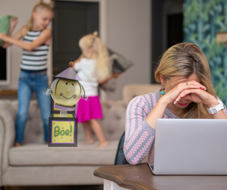 Eine Frau sitzt offensichtlich müde vor einem Laptop, den Kopf in die Hände gestützt, im Hintergrund machen zwei Mädchen auf dem Sofa eine Kissenschlacht, zwischen ihnen steht ein "Jack in the box" mit der Aufschrift boo. Sinnbild für Überforderung und Dauererschöpft sein bei Frauen