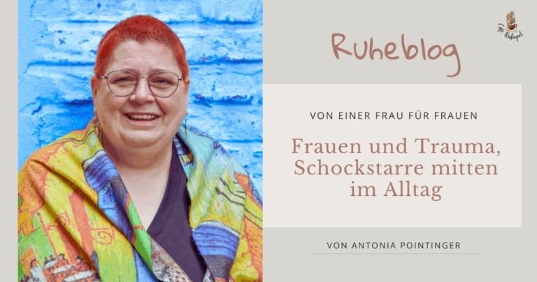 Beitragsbild Frauen und Trauma, ich vor einer blauen Wand