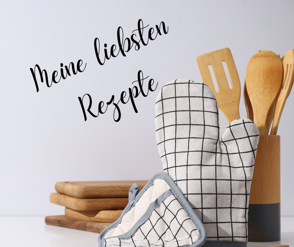 Holzbretter, Holzkochlöffel und Topflappen als Beispiel für die Rezeptseite