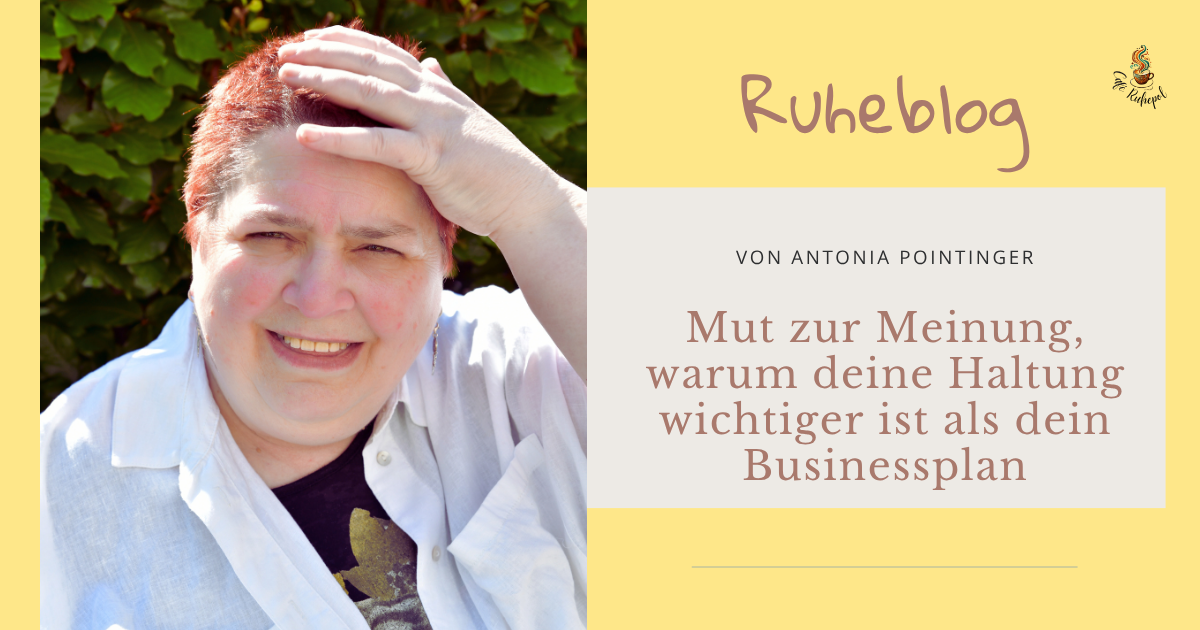 ich mit weißer Bluse, halte mir die Hand auf den Kopf und blinzle in die Sonne