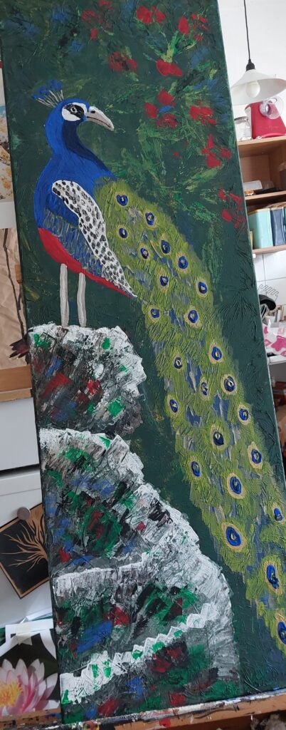 ein Pfau der auf mehreren Steinen steht