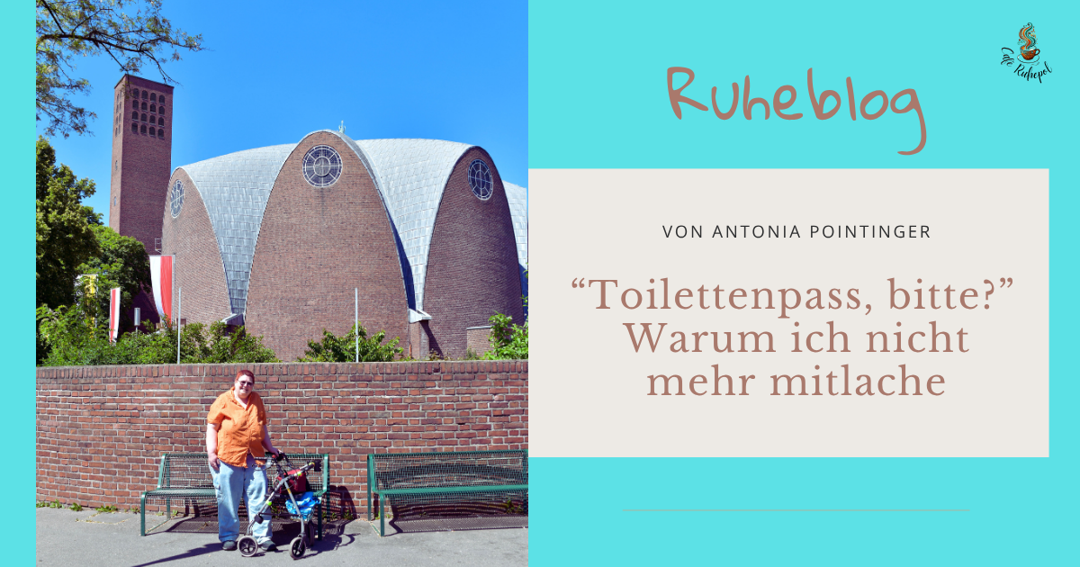 Ich, aufgenommen von weiter weg, im Hintergrund die witzige Kirche hier aus dem Viertel, schaut aus wie eine Zitronenpresse