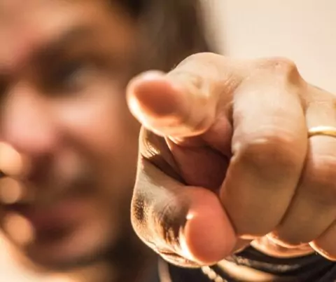 jemand zeigt mit dem Finger zu uns, KI generiert