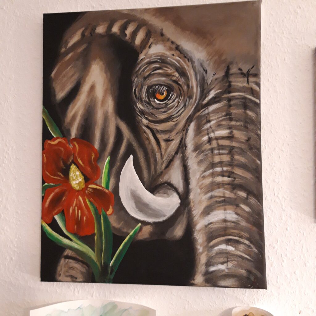 ein Elefant mit einer Blume im rüssel