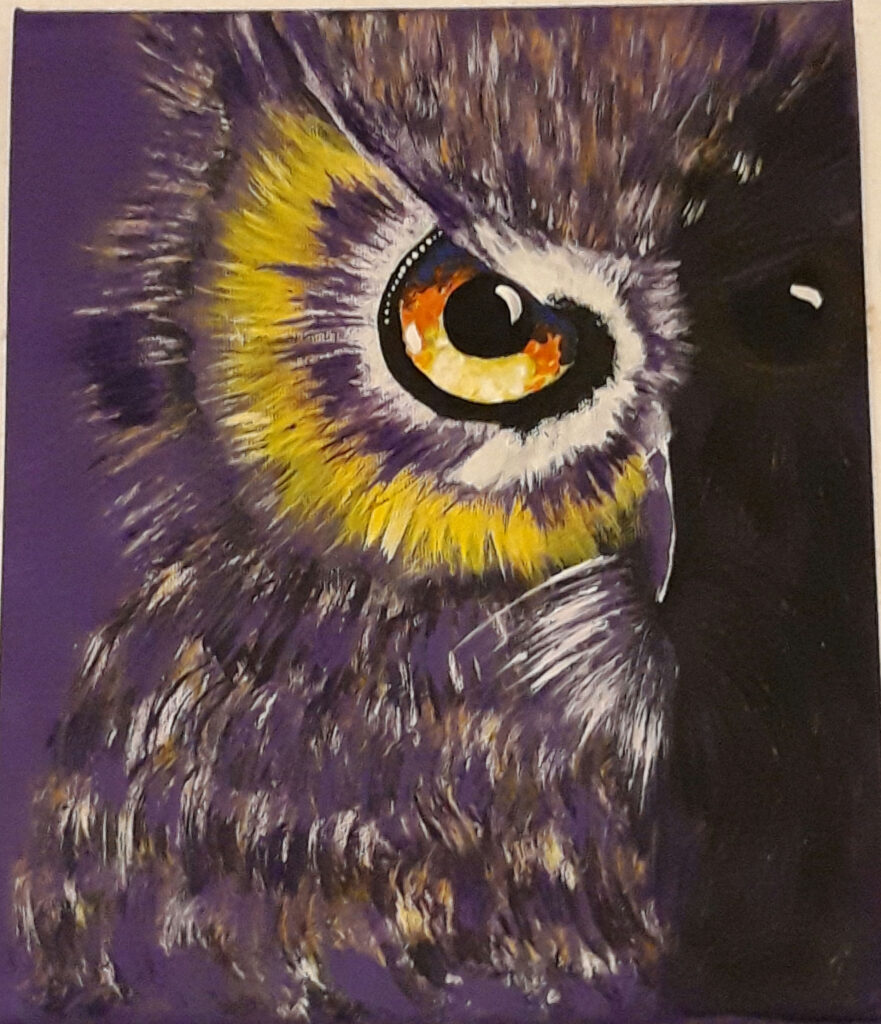 eine Eule, gemalt mit viel gelb und lila