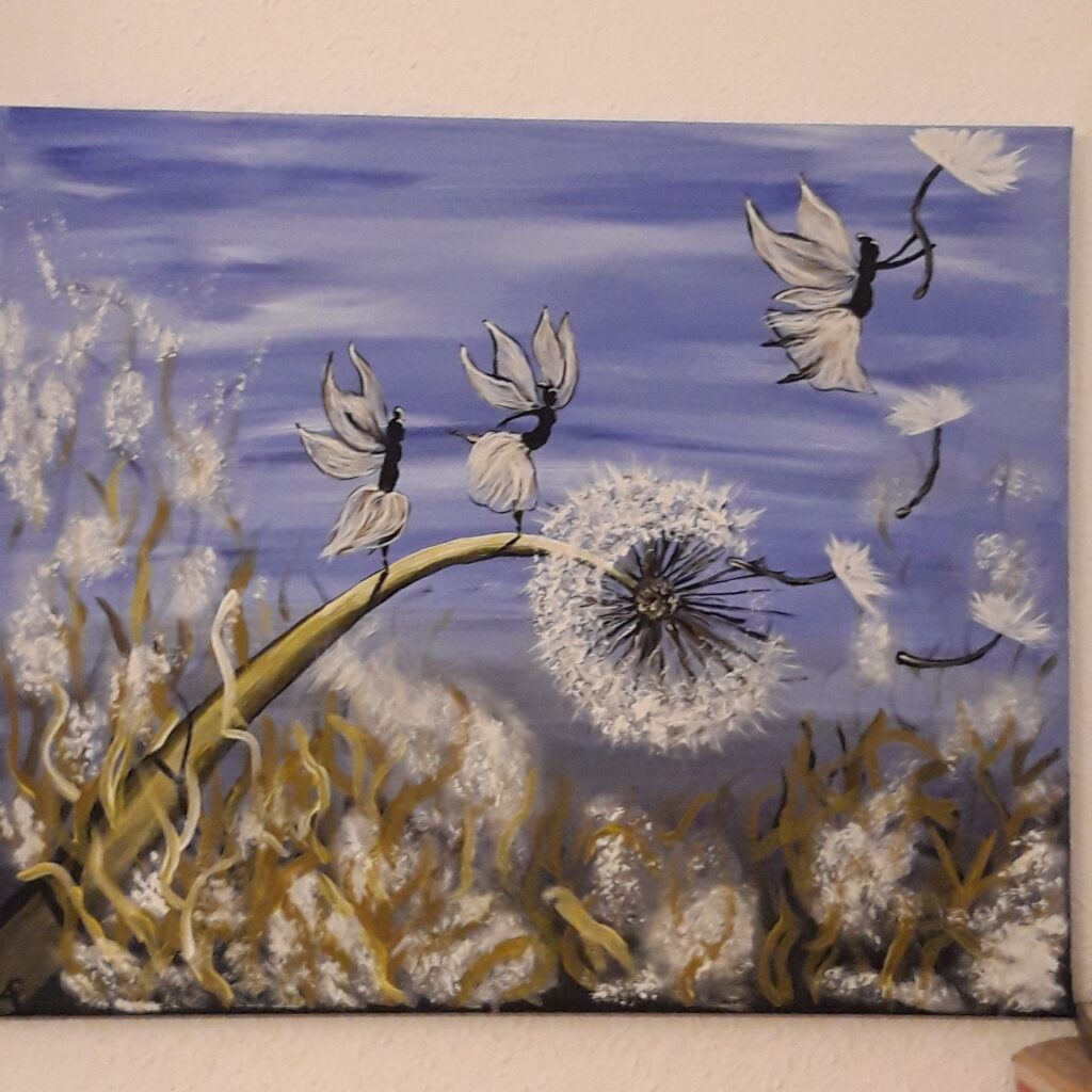 Ein Löwenzahn dessen samen fliegen, auf ihm tanzen Blumenelfen