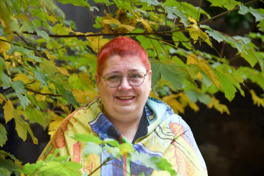 ein Portrait von mir mit meinem bunten Schal