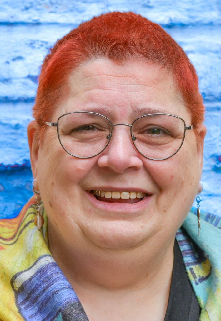 Portraitbild nur von meinem Kopf vor einer blauen wand