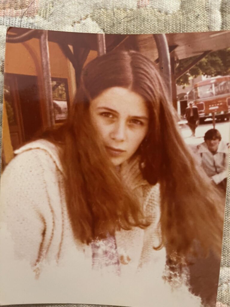 ein bild von mir mit ca 16, lange Haare, scheuer Blick