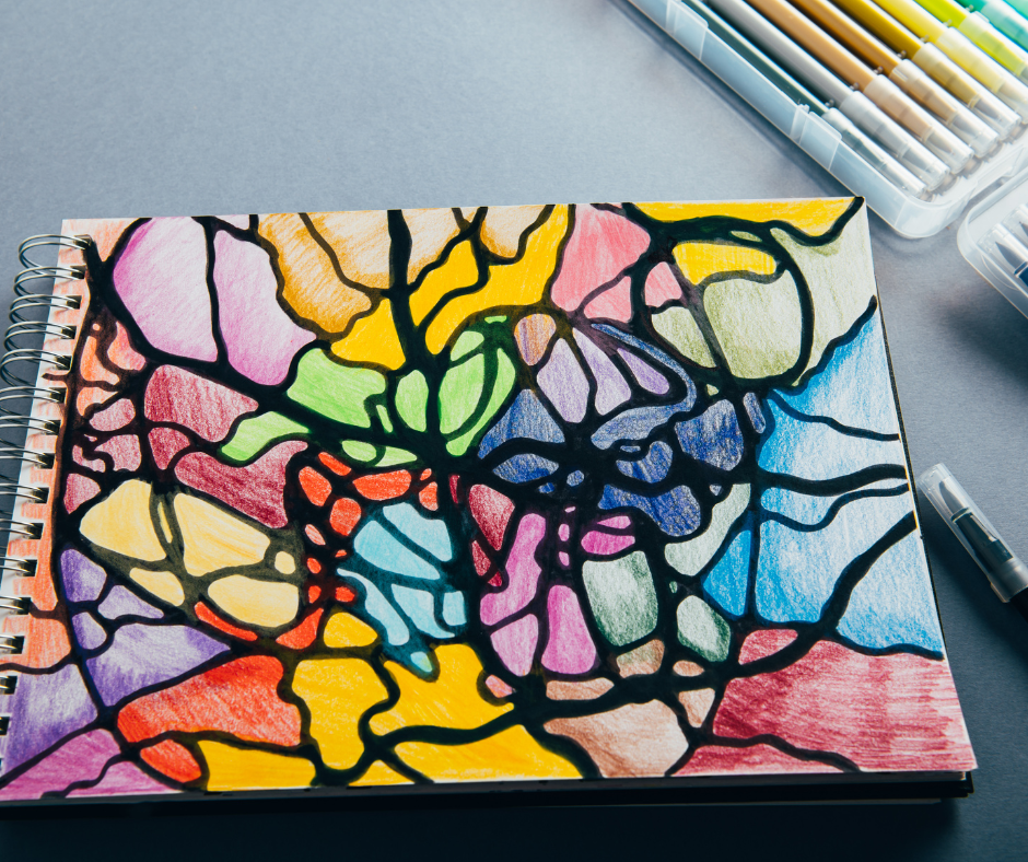 ein Block auf dem mit Fineliner und buntstiften ein NeuroBild gezeichnet wurde, Bunt und kraftvoll für mehr Leichtigkeit