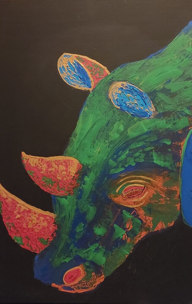ein grünes Nashorn mit orangen hörnern und blauen ohren