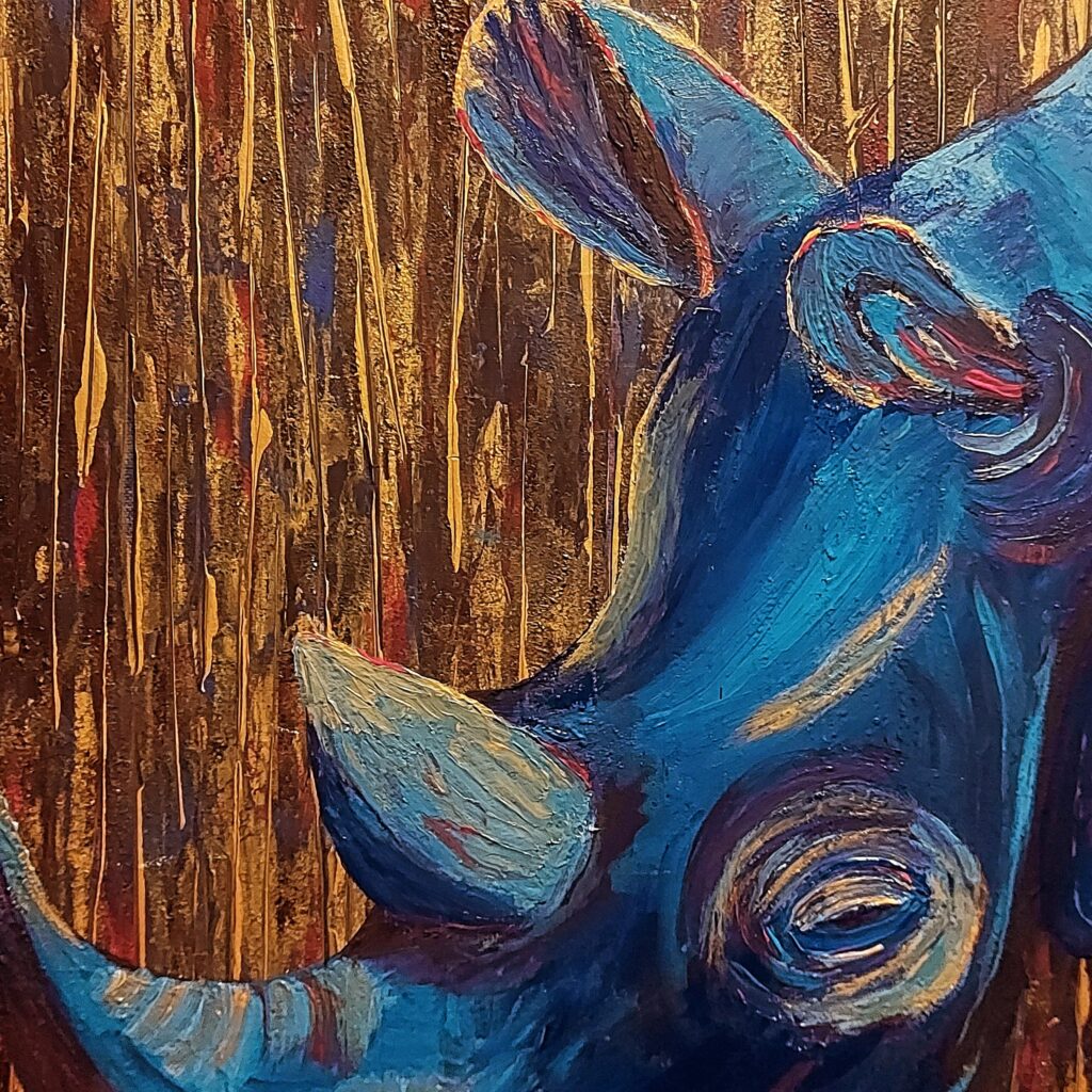 ein blaues Nashorn vor einem Hintergrund der wirkt wie holz