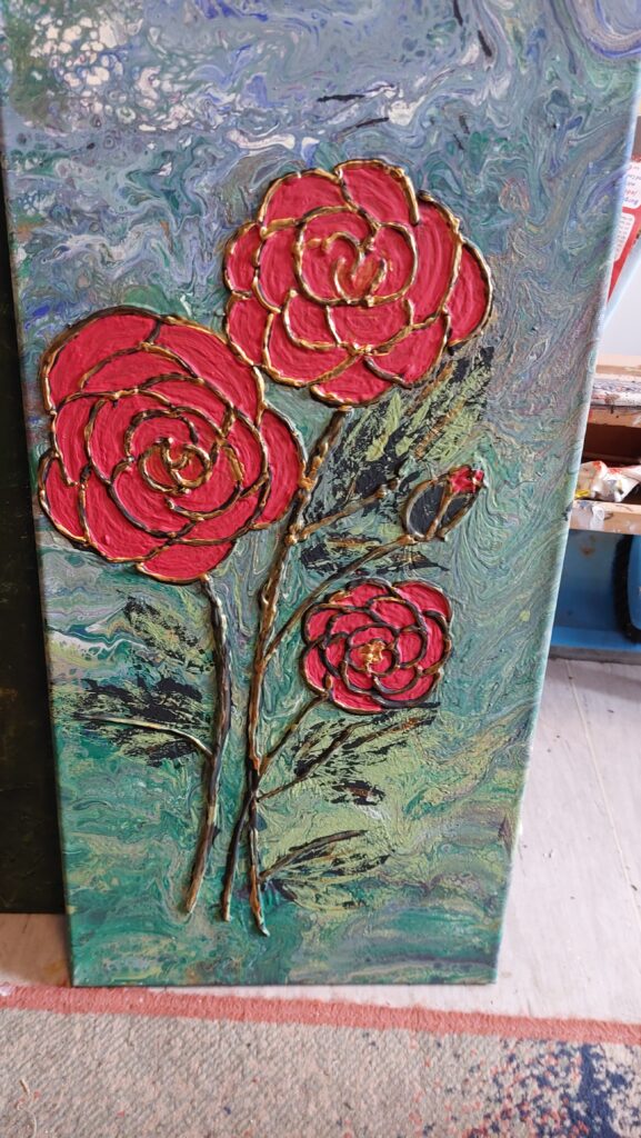 drei rote Rosen, eher abstakt vor einem verschwommenen blaugrauen hintergrund