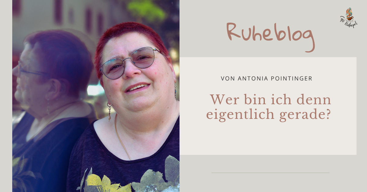 Beitragsbild Blogparadenbeitrag wer bin ich eigentlich, ich lehne gegen ein Fenster und werde darin gespiegelt