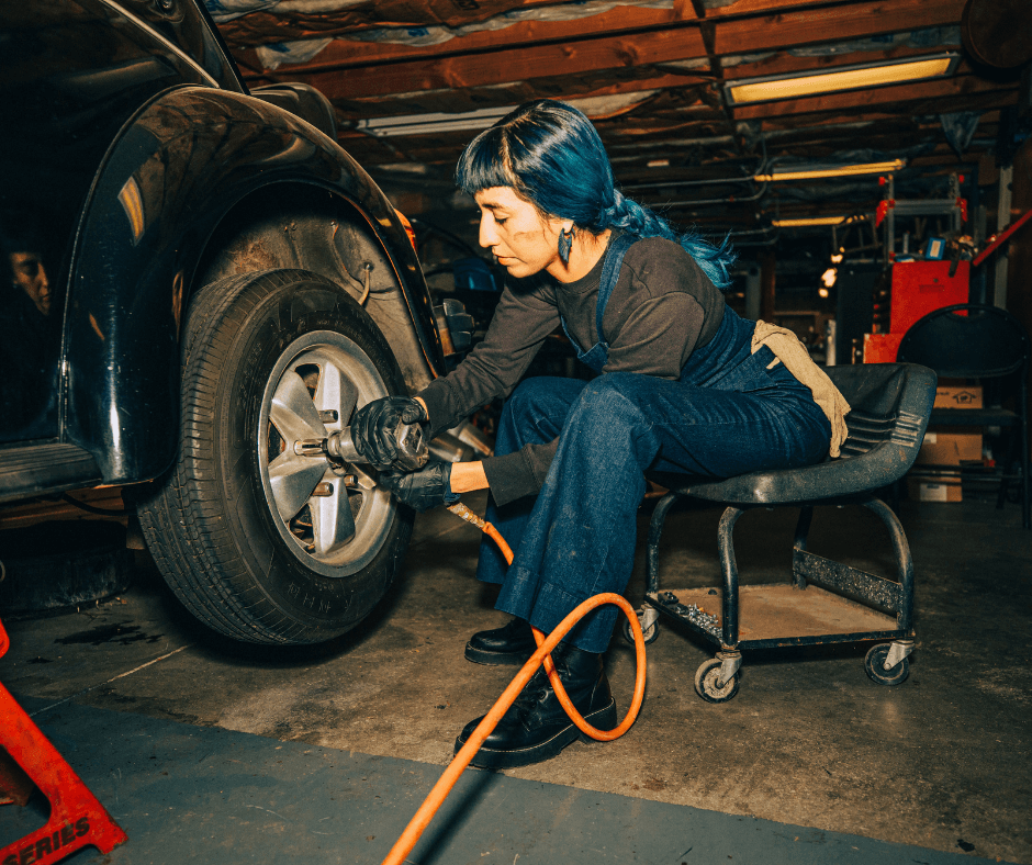 eine weibliche Automechanikerin bei der Arbeit