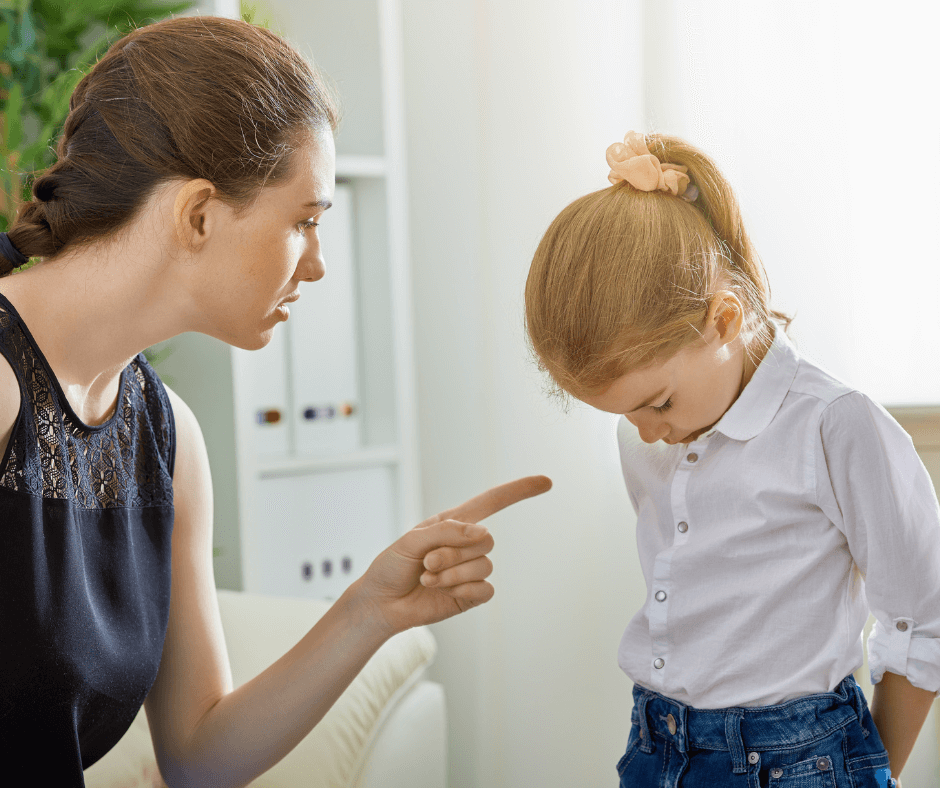 Eine Frau schimpft offensichtlich ihre Tochter, ein Beispiel für Schuldgefühle und Scham