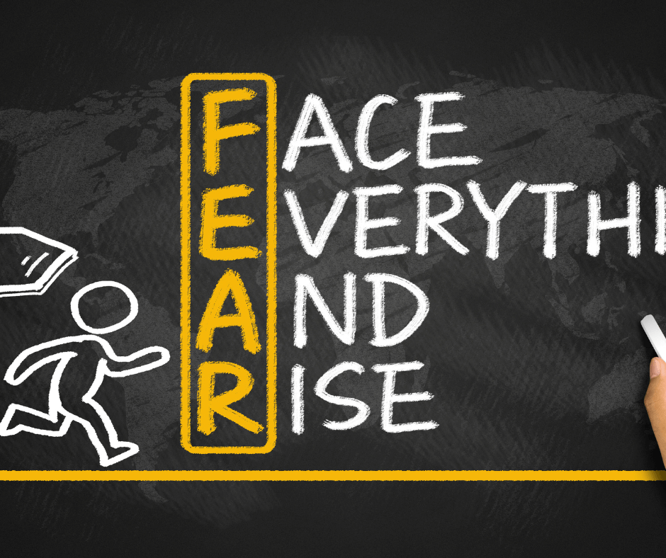 eine Zeichnung, ein Männchen rennt nach rechts, dort steht von oben nach unten FEAR was dann aufgelöst wird in Face, Everything and rise
