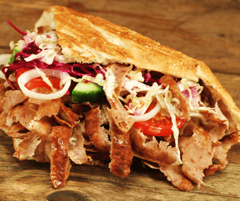 ein gut gefüllter Döner, mit Zwiebeln und allem was dazu gehört