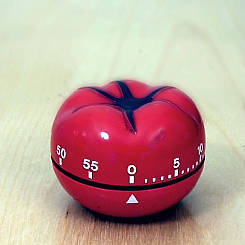 Eine Küchenuhr die aussieht wie eine Tomate, Namensgeberin für die Pomodorotechnik