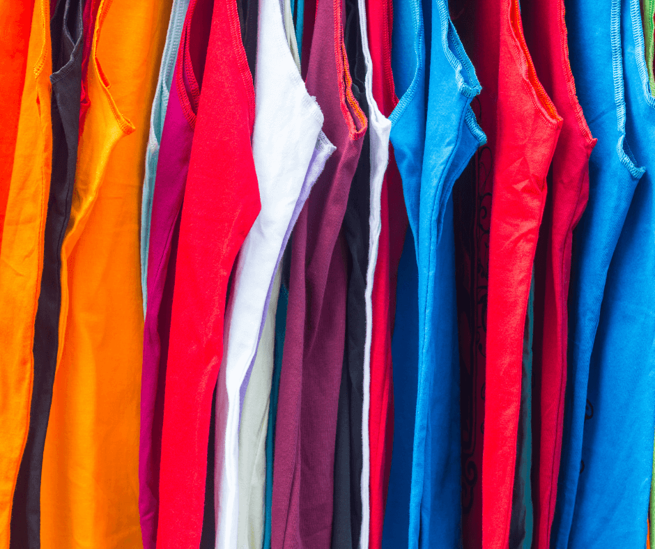 Bunte shirts die auf einer Kleiderstange hängen