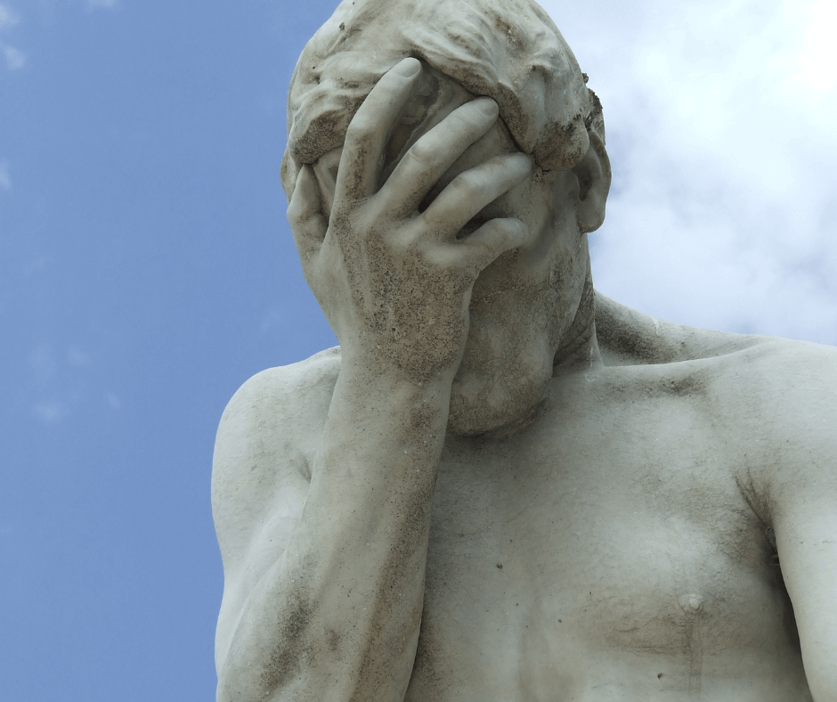 eine Statue die ihr Gesicht in der Hand versteckt Facepalm