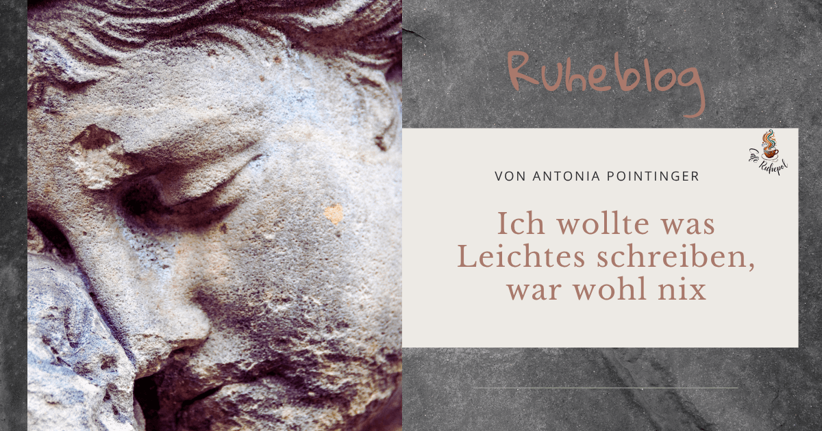 dunkler Hintergrund, vorne sieht man einen Teil einer Steinstatue, nur einen tEil es Gesichts, es wirkt traurig