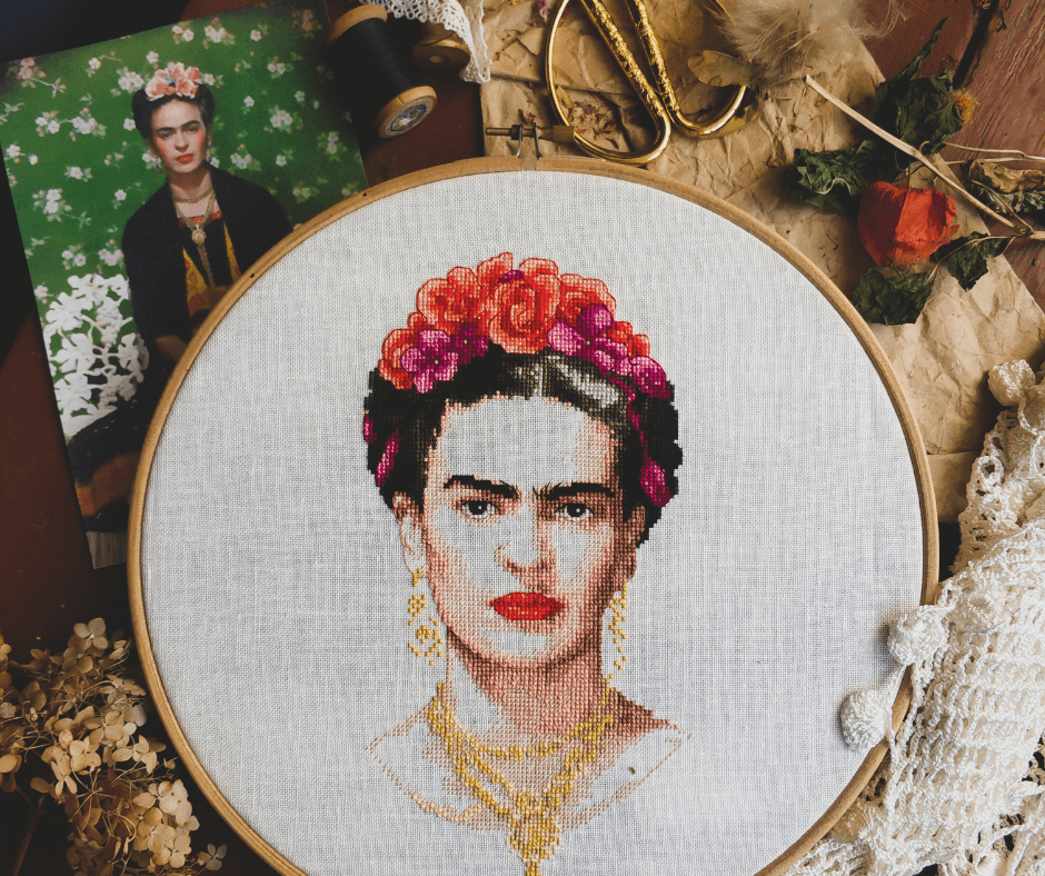 Ein stickrahmen mit einem gestickten Bild von Frida Kahlo, eine unabhängige Frau