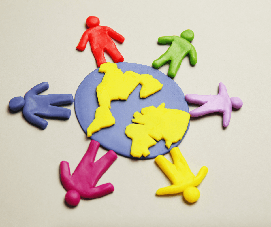 eine Scheibe die die Welt darstellt, rundum sind farbige Figuren die Menschen auf dieser Welt darstellen sollen, für mich eine Darstellung von Deutschland ein Einwanderungsland