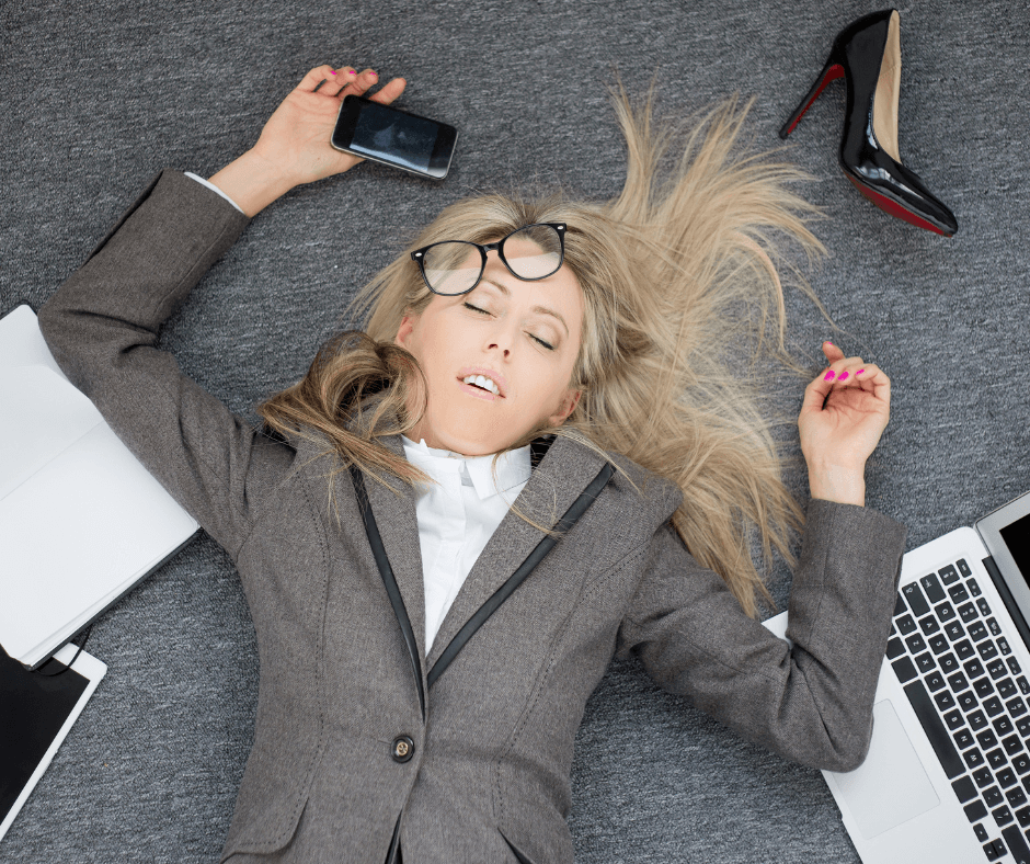 eine Frau liegt auf dem Boden, sie scheint gestürzt zu sein und ohnmächtig, neben und unter ihr ein Laptop und Papiere, ein Fall für Pause, ich bin dann mal ich!