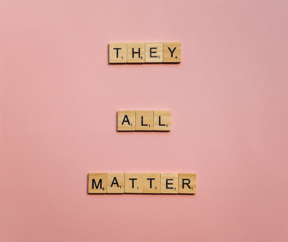 drei Zeilen mit holzbuchstaben "they all matter" als Zeichen für Intersektionalität