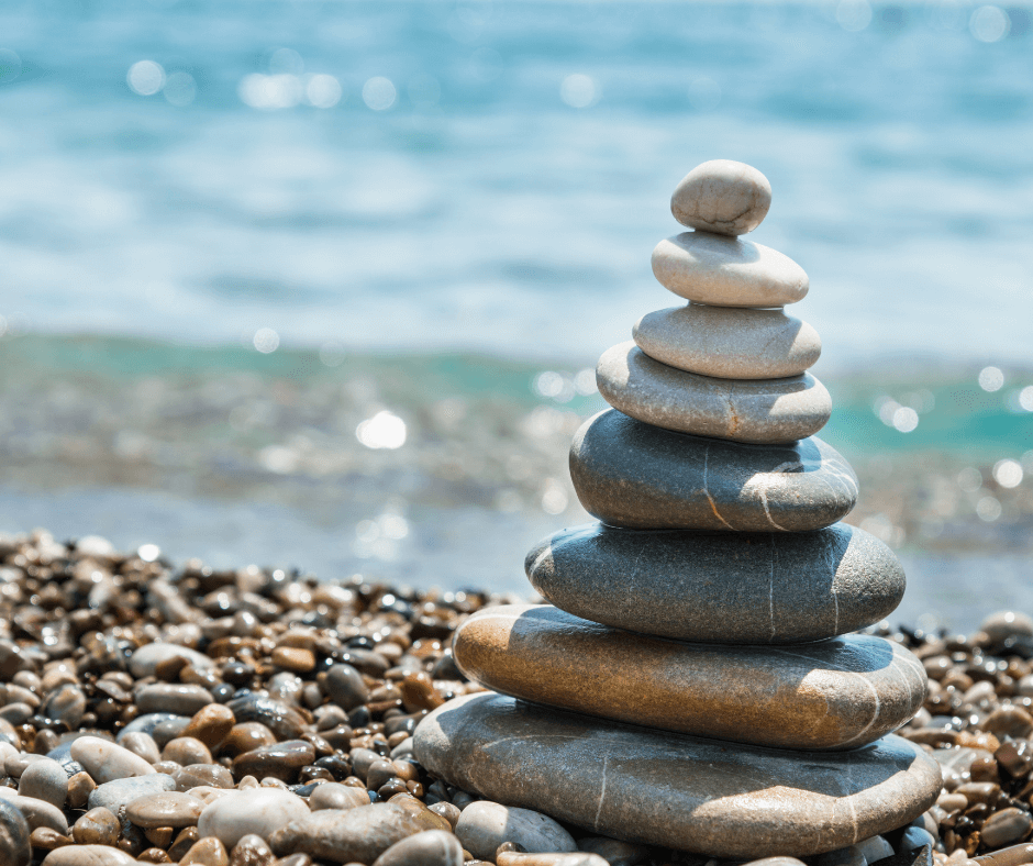 ein kleiner Turm aus aufeinandergeschichteten Steinen am Strand. Für mich auch ein Gleichnis über das Gleichgewicht der Gefühle Wut, Ärger und Zorn