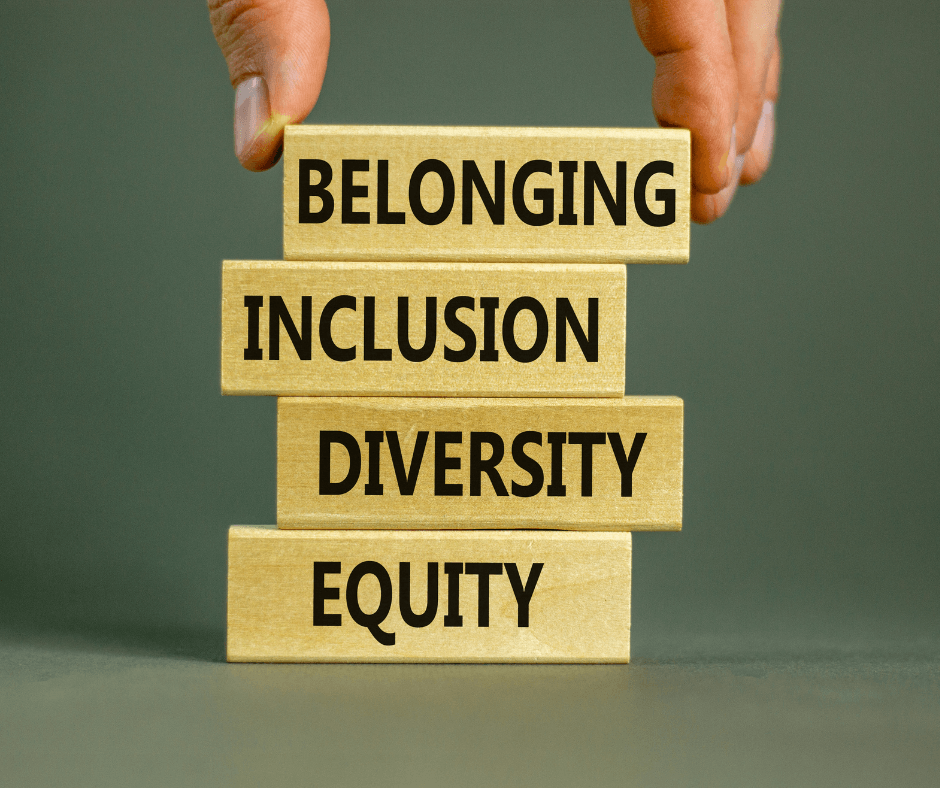 vier Bauklötze übereinander, beschriftet mit Belonging, Inclusion, Diversity, Equity