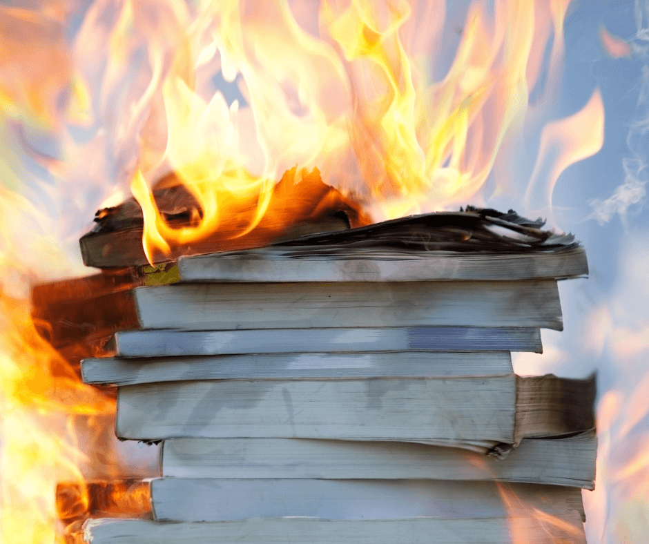 Ein Stapel brennender Bücher