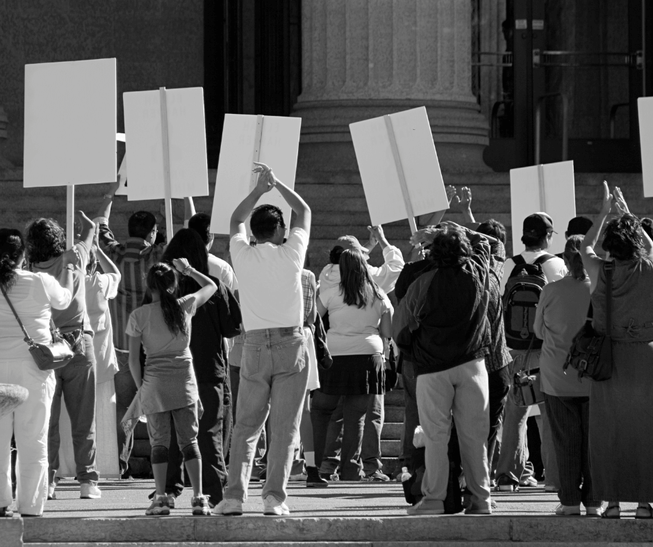 Schwarzweißbild von demonstrierenden Menschen