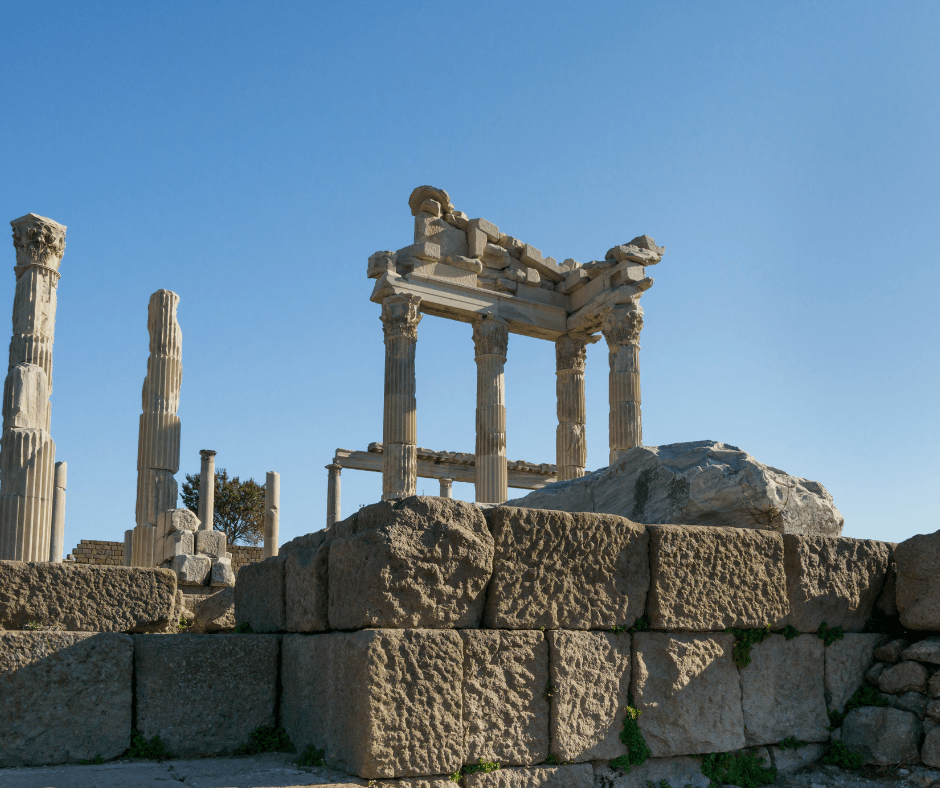 Ruinen einer antiken Stadt, als Sinnbild für die Zerstörung von Troja