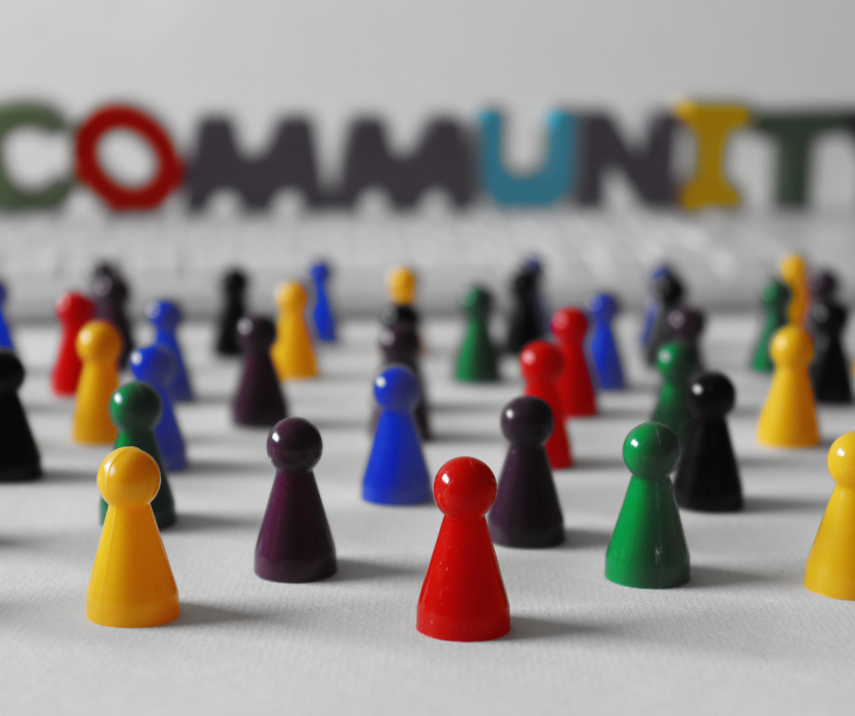 lauter bunte Meeple und im Hintergrund das Wort Community auch in Bunt
