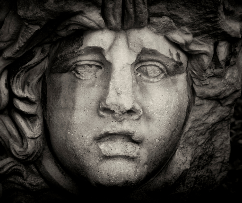 ein Frauengesicht in Stein gemeißelt, als Beispiel für Helena von Troja. Für Gedankenspiel zum Weltfrauentag