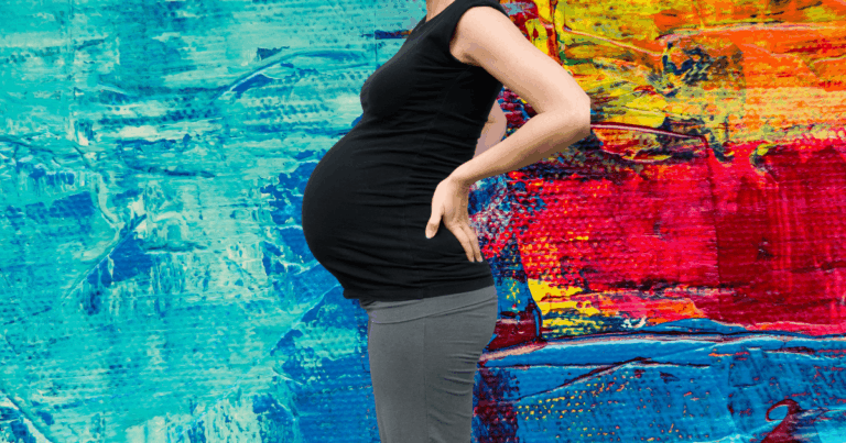 eine Hochschwangere im Profil vor einem bunten Hintergrund